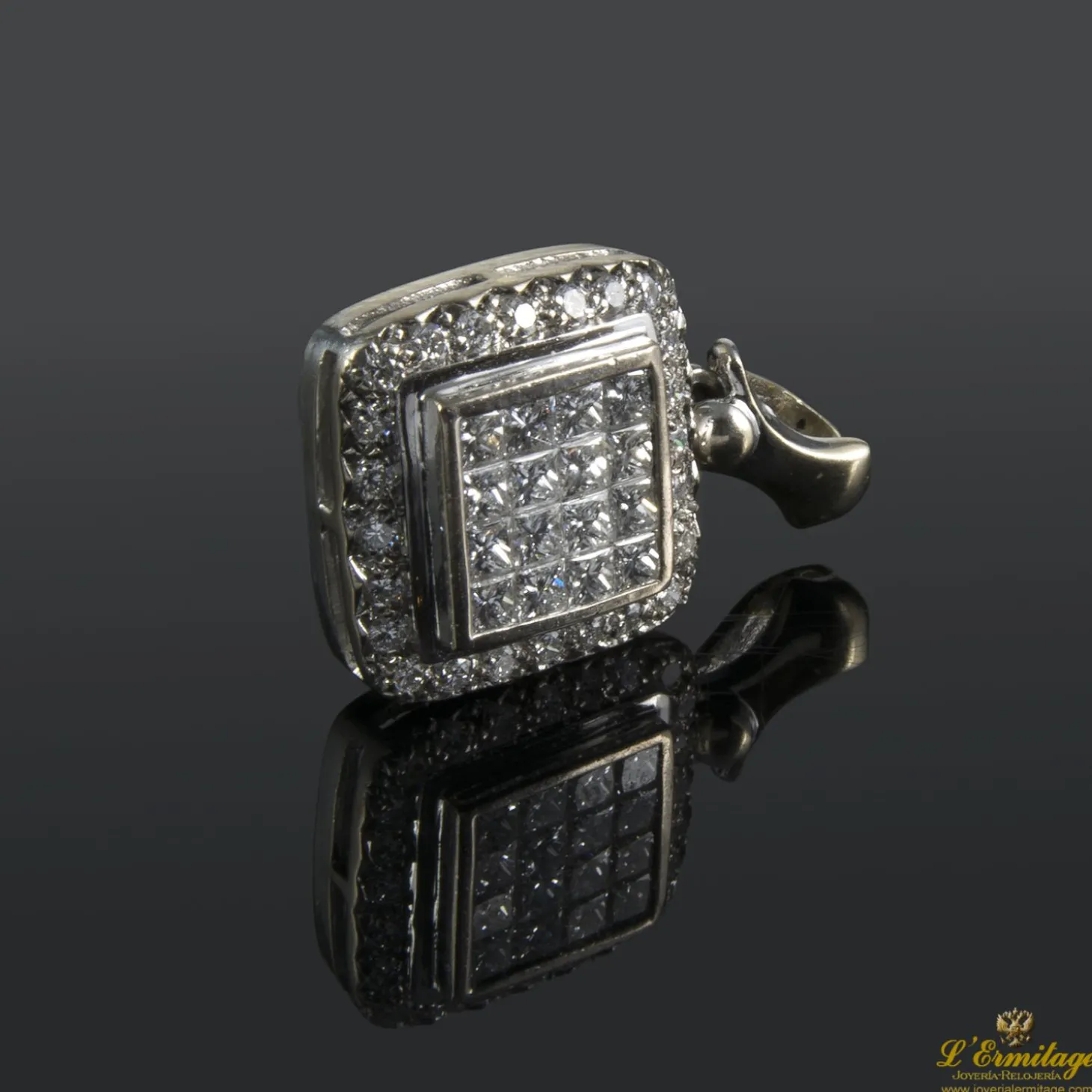 COLGANTES Colgante cuadrado realizado en oro blanco. Con cuajado de diamantes y orla de brillantes.