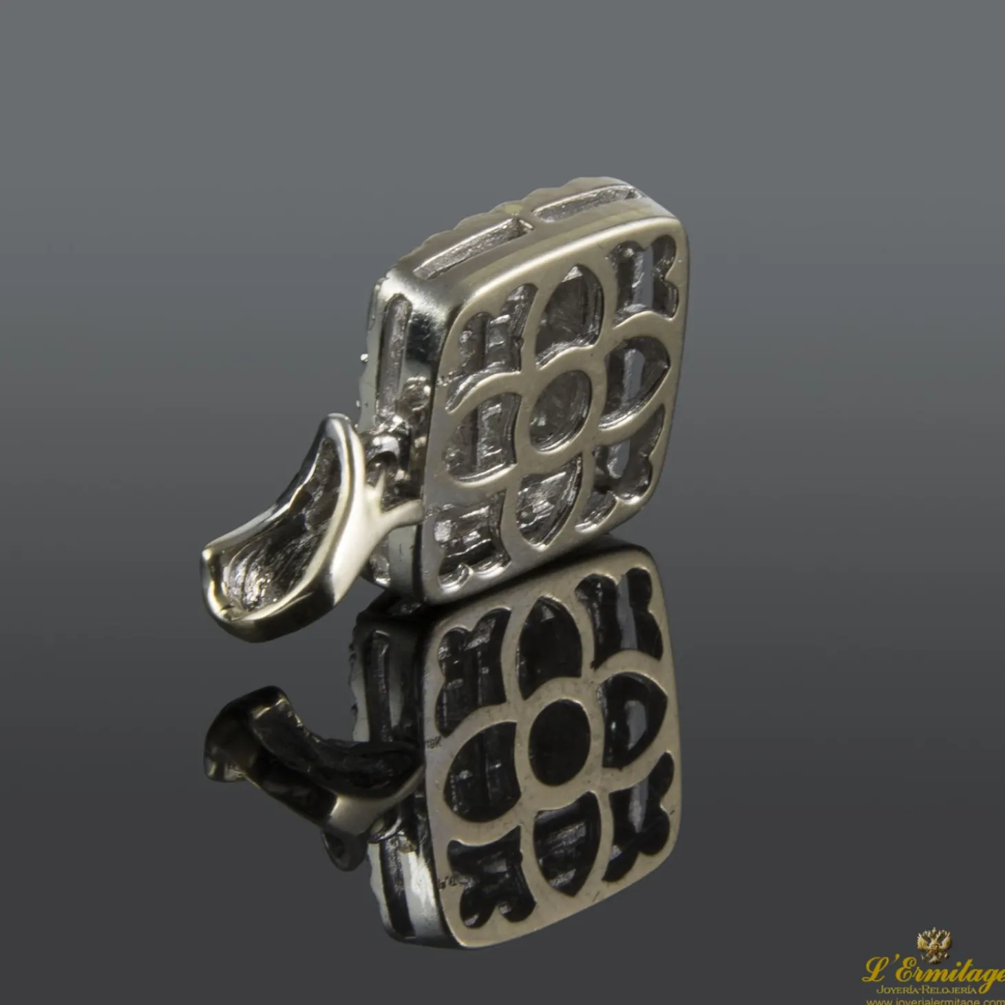 COLGANTES Colgante cuadrado realizado en oro blanco. Con cuajado de diamantes y orla de brillantes.