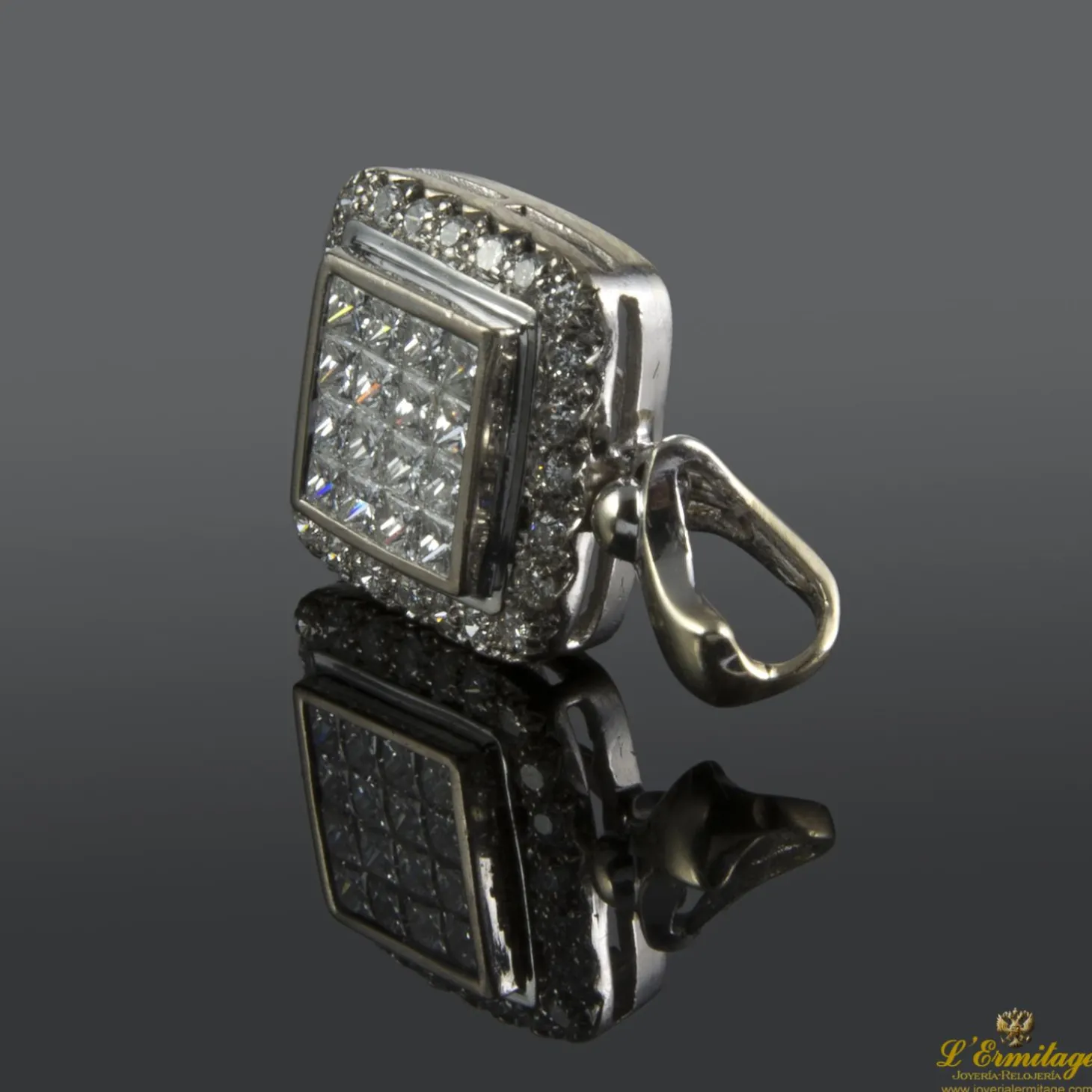 COLGANTES Colgante cuadrado realizado en oro blanco. Con cuajado de diamantes y orla de brillantes.