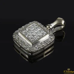 COLGANTES Colgante cuadrado realizado en oro blanco. Con cuajado de diamantes y orla de brillantes.