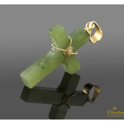 COLGANTES Colgante de jade en forma de cruz montada en oro amarillo.