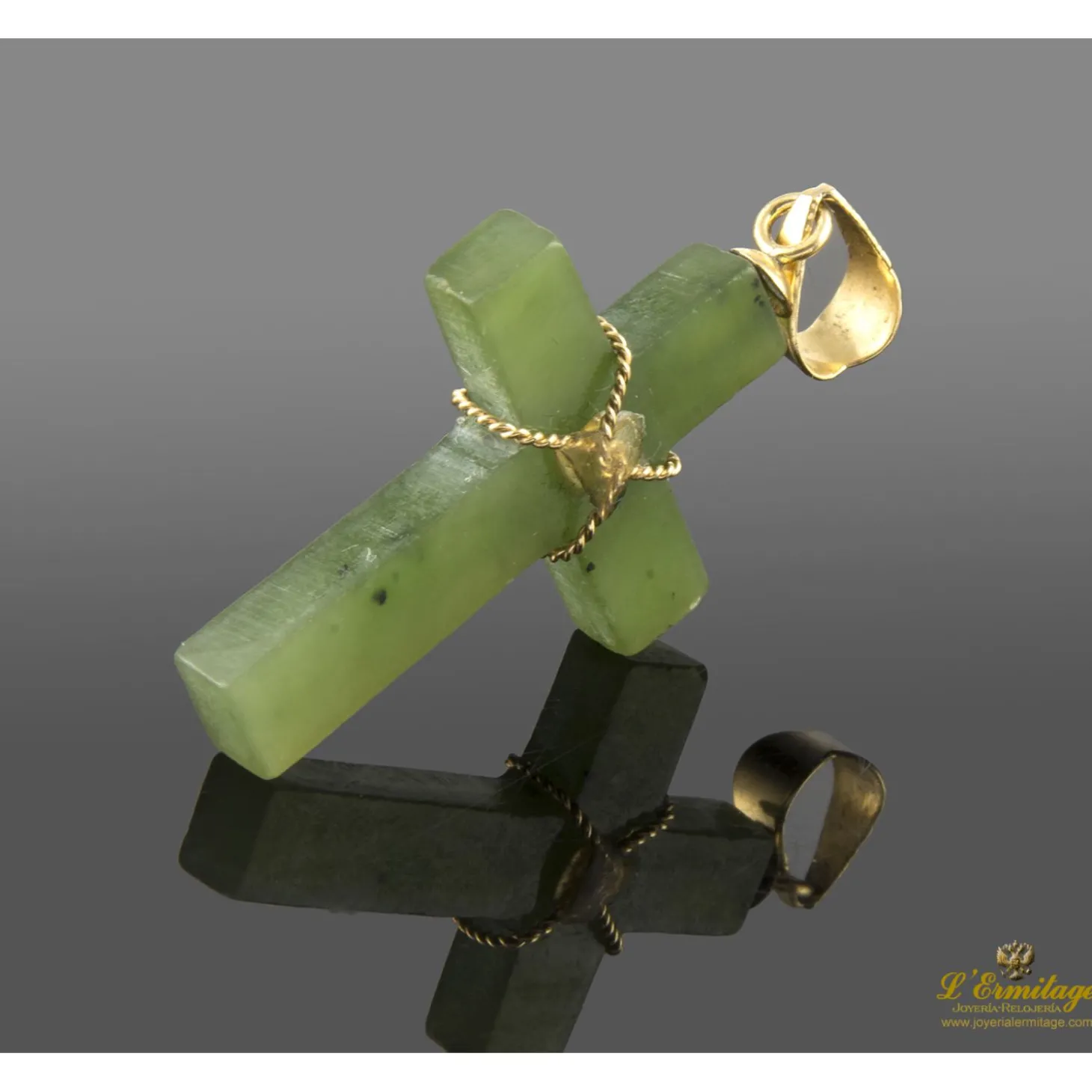 COLGANTES Colgante de jade en forma de cruz montada en oro amarillo.
