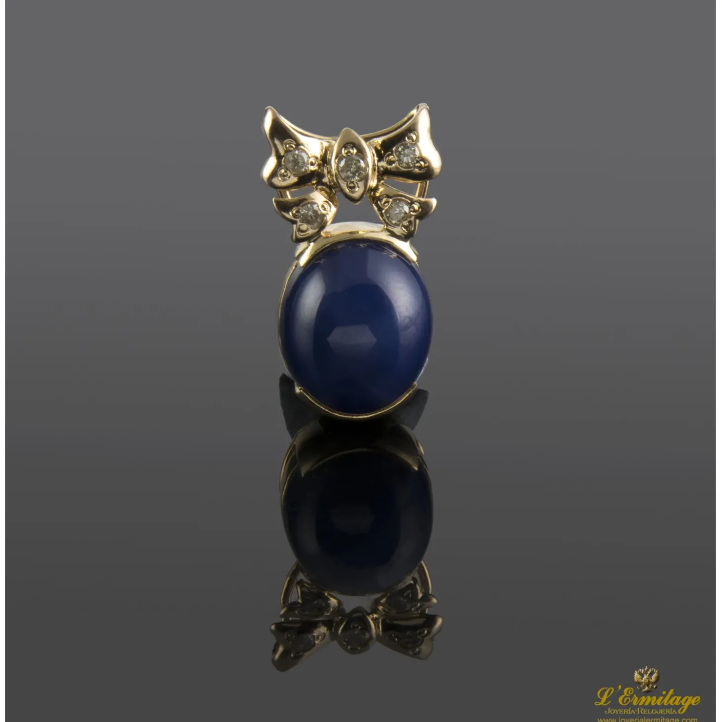 COLGANTES Colgante en oro amarillo con zafiro estrella y brillantes.