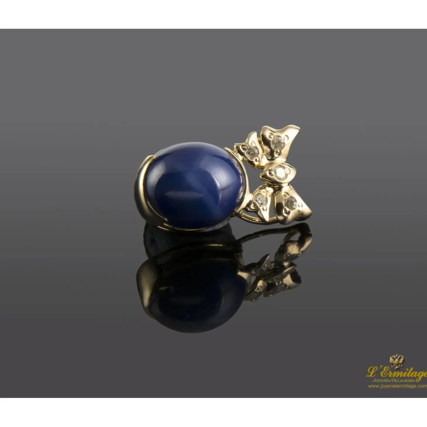 COLGANTES Colgante en oro amarillo con zafiro estrella y brillantes.