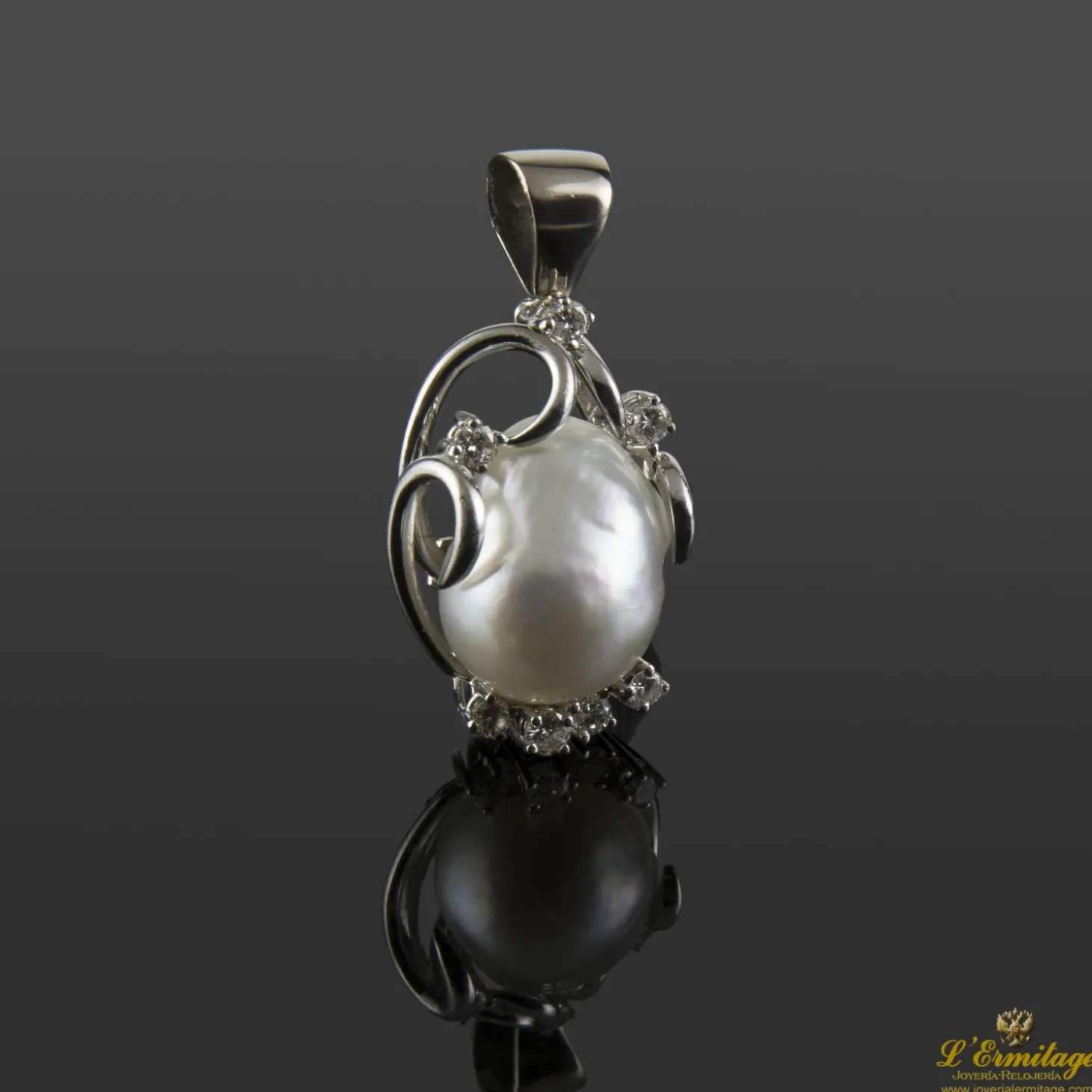 COLGANTES Colgante en oro blanco con perla australiana y brillantes.