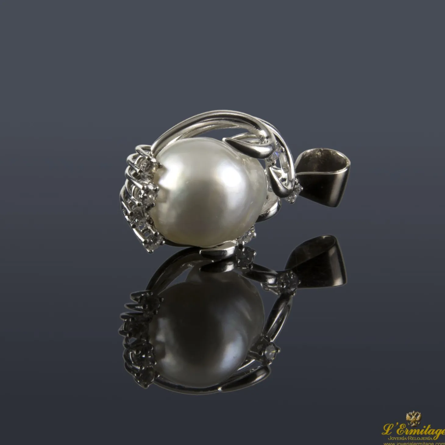 COLGANTES Colgante en oro blanco con perla australiana y brillantes.