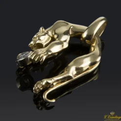 COLGANTES Colgante pantera tipo cartier realizado en oro amarillo y presenta un brillante