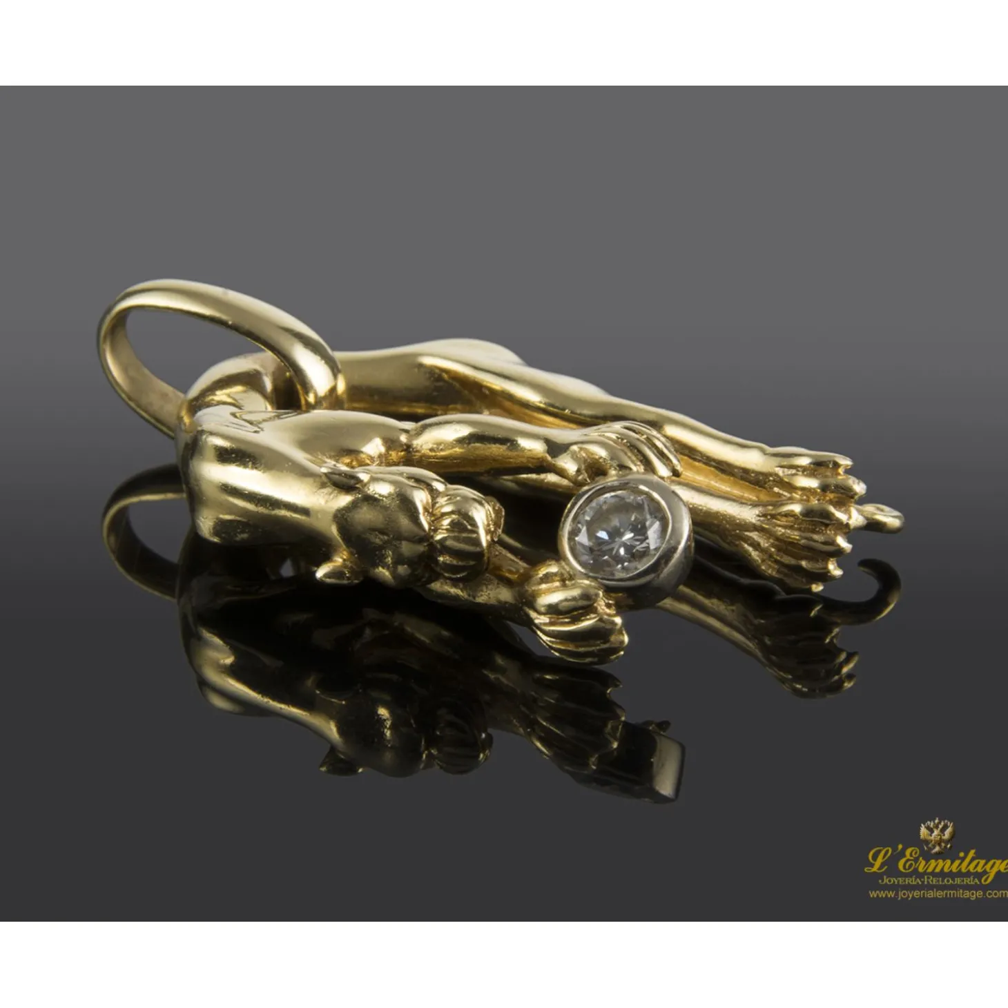 COLGANTES Colgante pantera tipo cartier realizado en oro amarillo y presenta un brillante