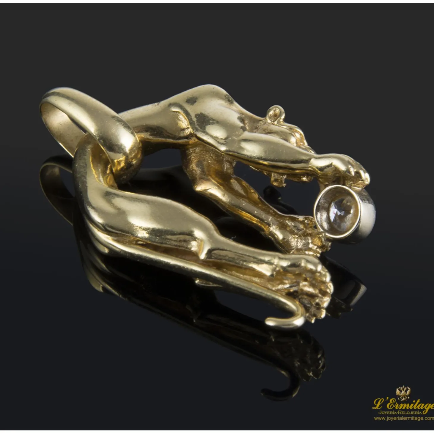 COLGANTES Colgante pantera tipo cartier realizado en oro amarillo y presenta un brillante