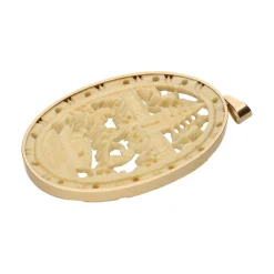 COLGANTES Colgante placa de hueso con motivos asiáticos con cerco en oro amarillo.
