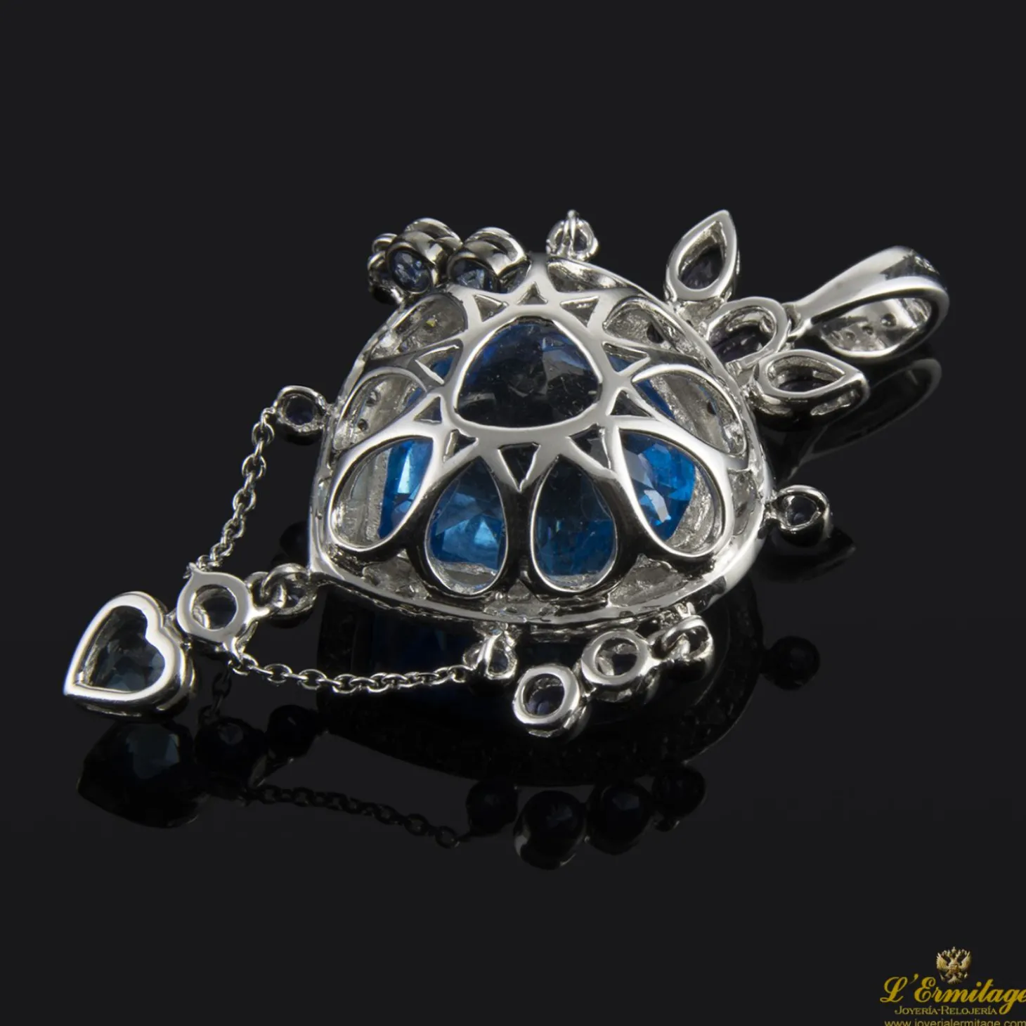 COLGANTES Colgante realizado en oro blanco. Presenta un piedra azul principal con orla de brillantes.