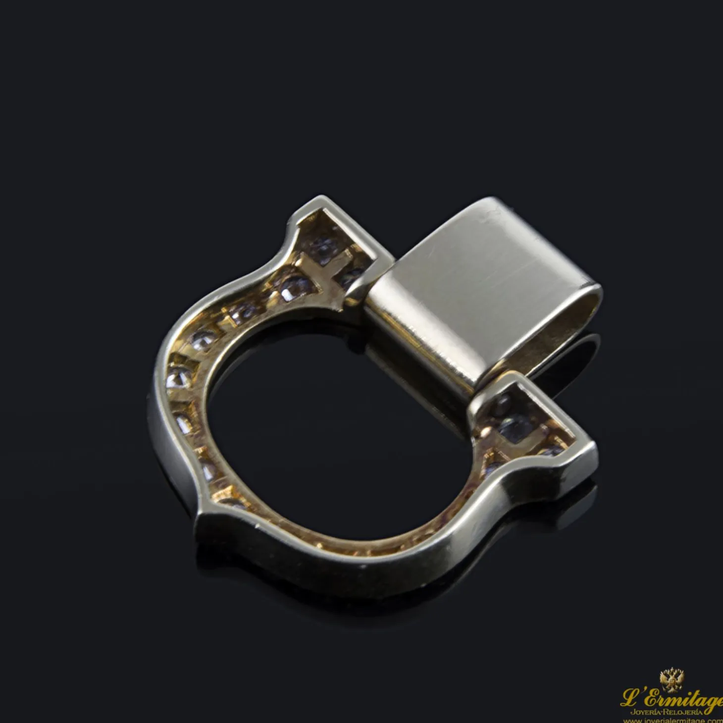 COLGANTES Colgante tipo cartier realizado en oro amarillo con brillantes
