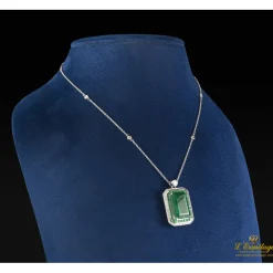 COLLARES Colgante esmeralda y diamantes. 40 Cm largo.