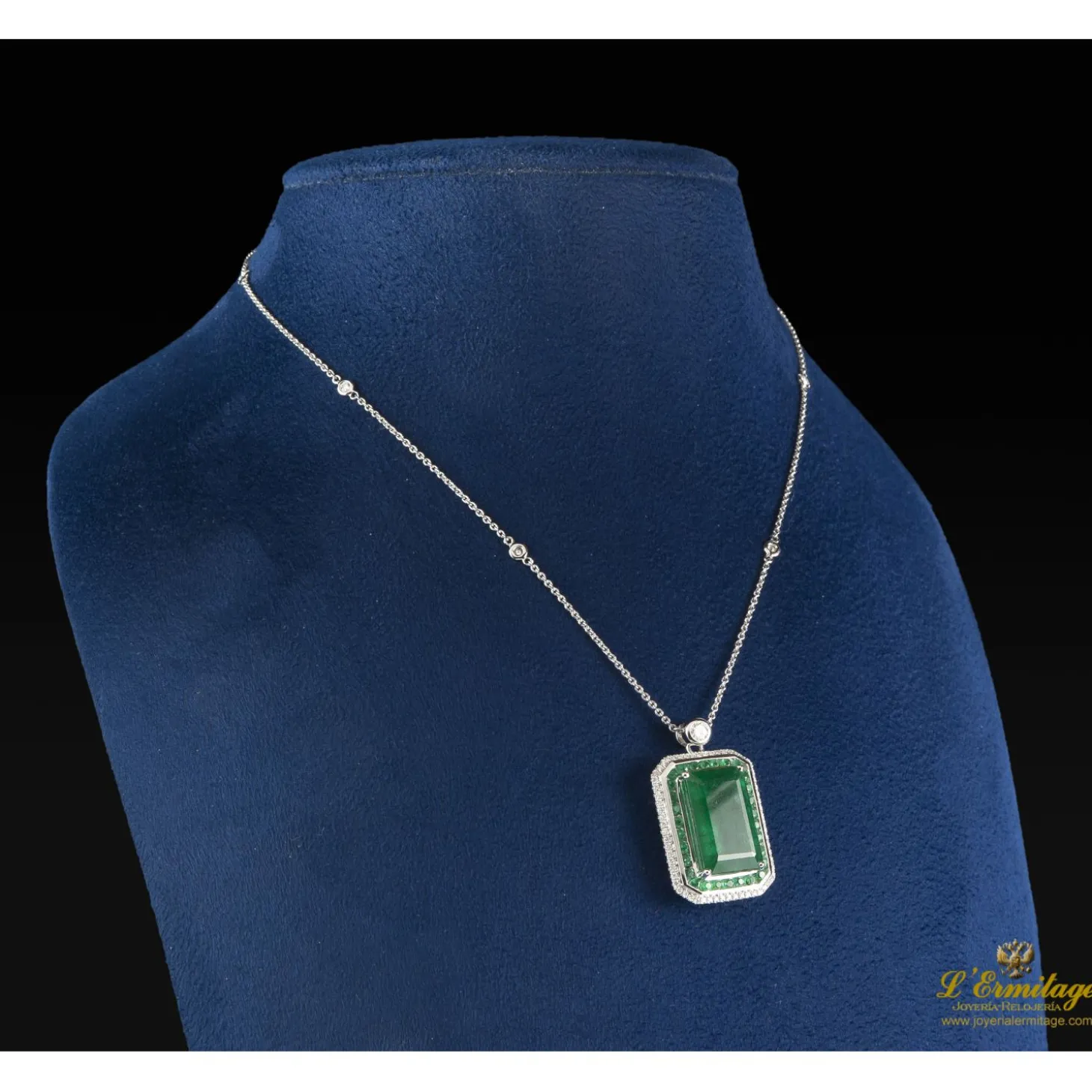 COLLARES Colgante esmeralda y diamantes. 40 Cm largo.