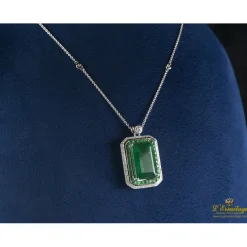 COLLARES Colgante esmeralda y diamantes. 40 Cm largo.