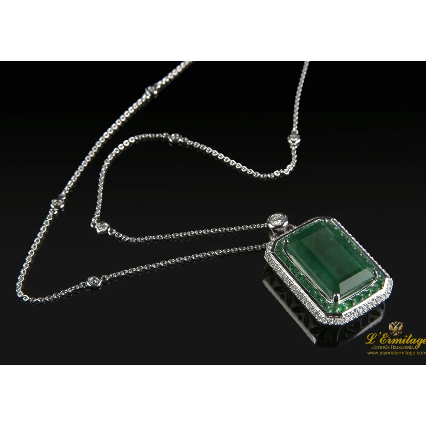COLLARES Colgante esmeralda y diamantes. 40 Cm largo.