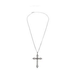 COLLARES Collar cadena y colgante en cruz en oro blanco y diamantes.