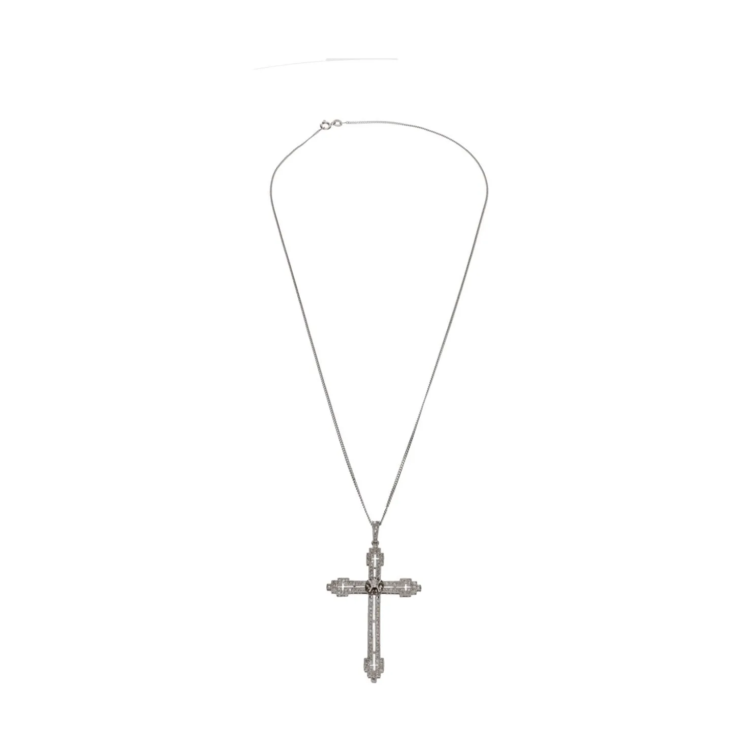 COLLARES Collar cadena y colgante en cruz en oro blanco y diamantes.