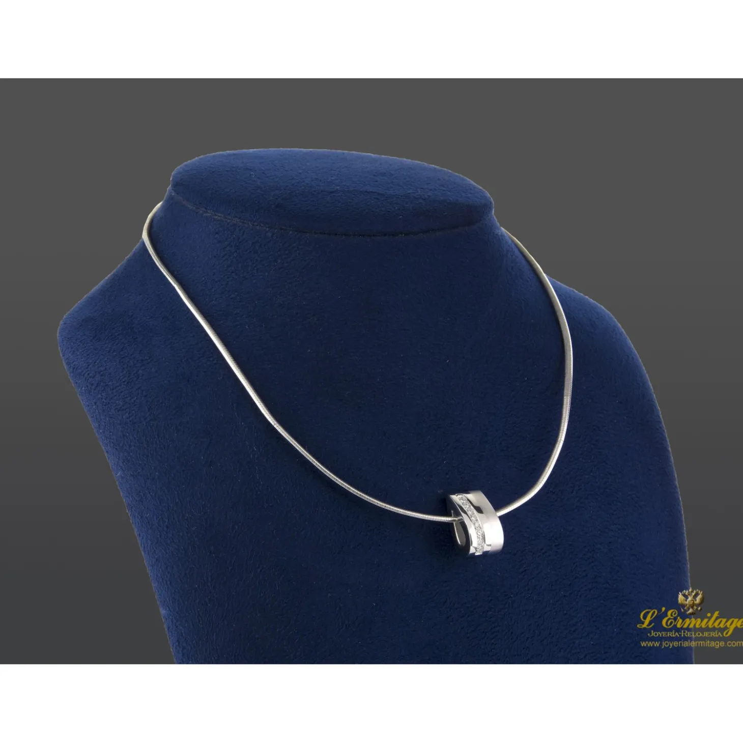 COLLARES Collar cola de ratón con colgante en oro blanco y diamantes.