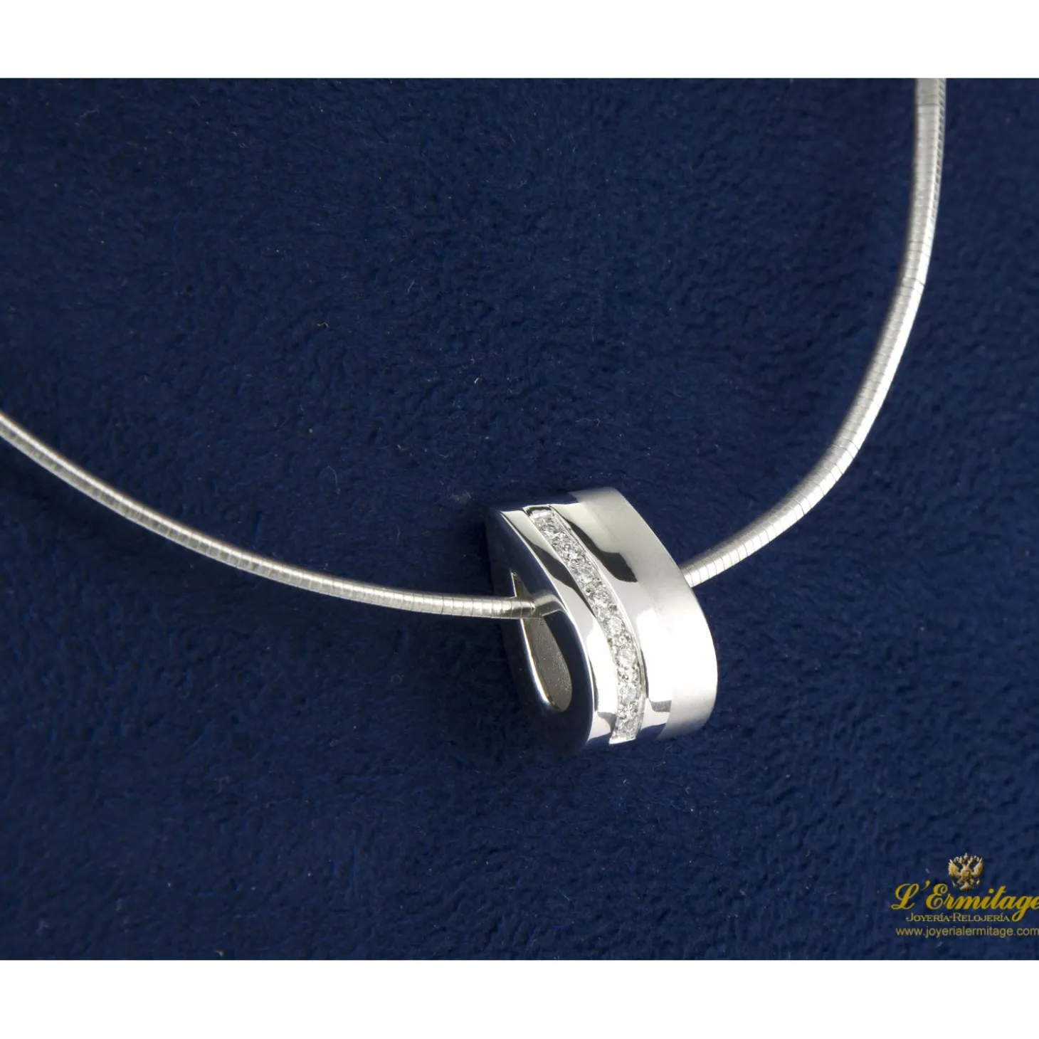 COLLARES Collar cola de ratón con colgante en oro blanco y diamantes.
