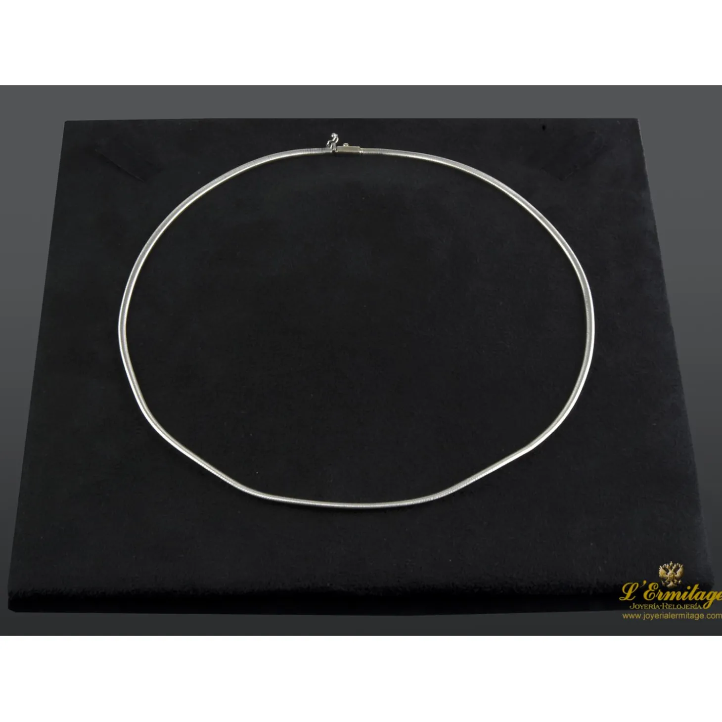 COLLARES Collar cola de ratón realizado en oro blanco.
