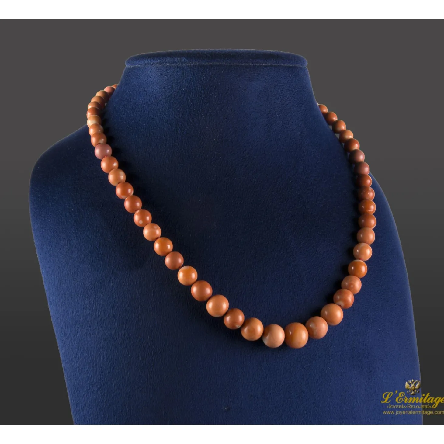 COLLARES Collar con bolas de coral con cierre en oro amarillo.