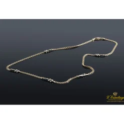 COLLARES Collar con motivos en forma de nudo realizado en oro amarillo.