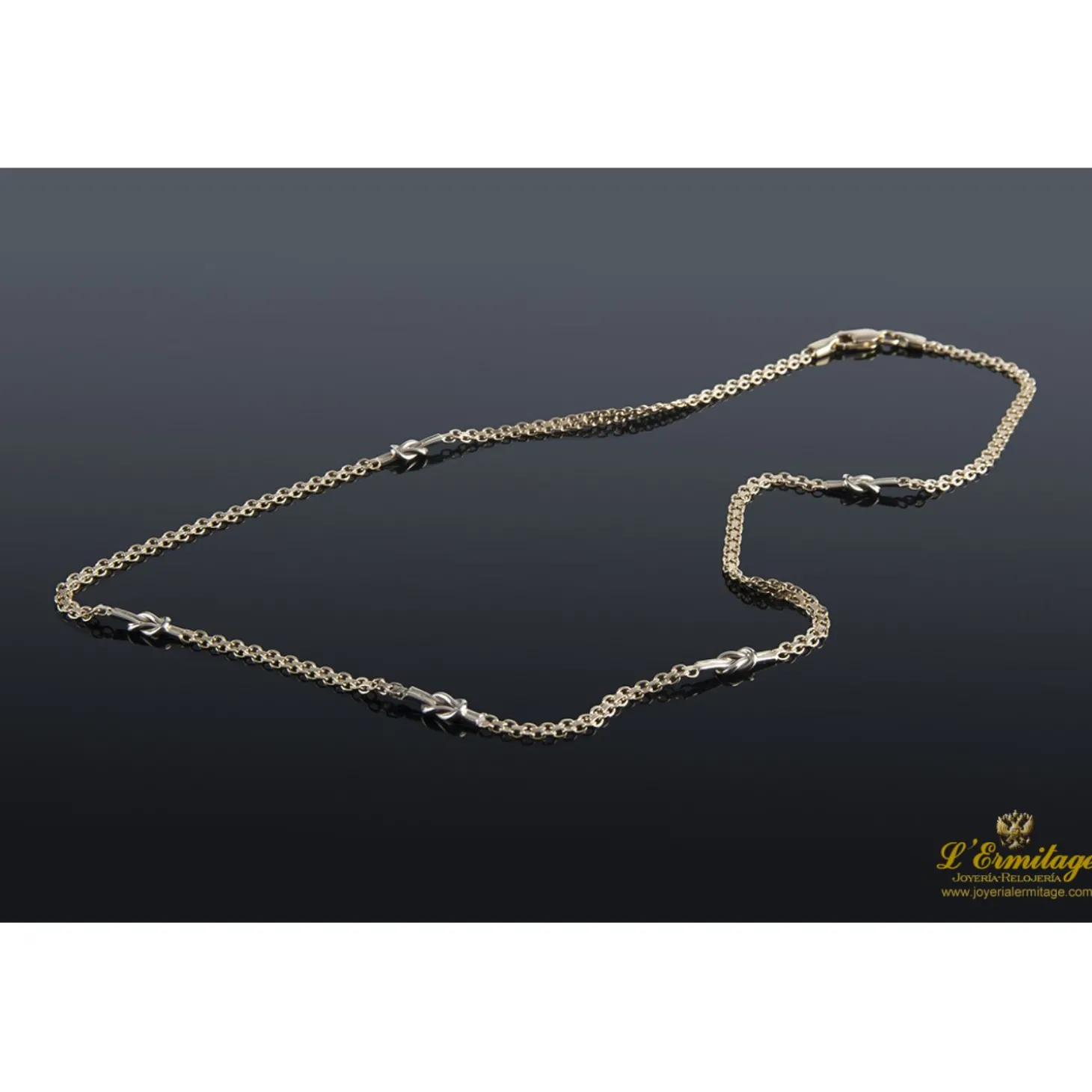 COLLARES Collar con motivos en forma de nudo realizado en oro amarillo.