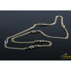 COLLARES Collar con motivos en forma de nudo realizado en oro amarillo.