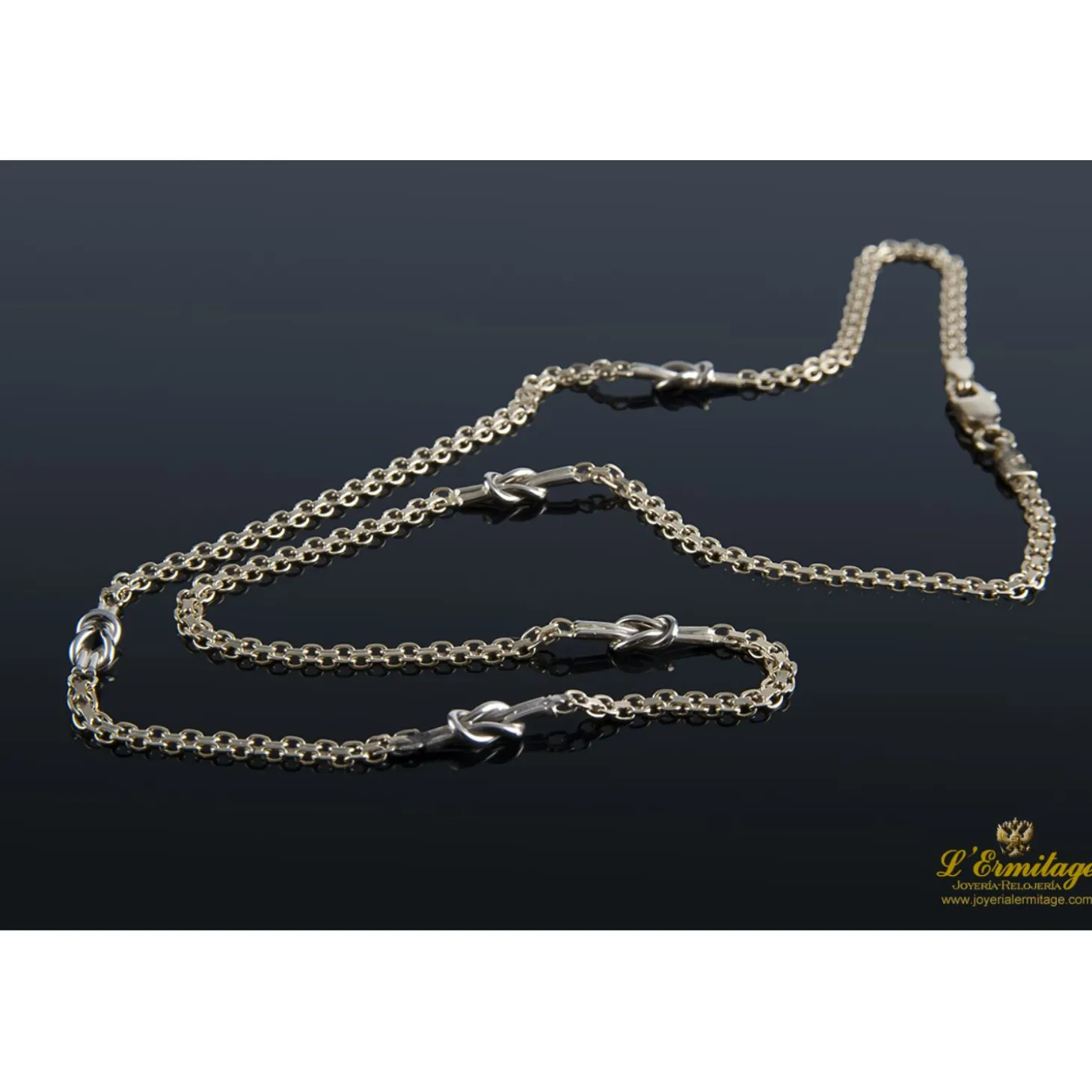 COLLARES Collar con motivos en forma de nudo realizado en oro amarillo.