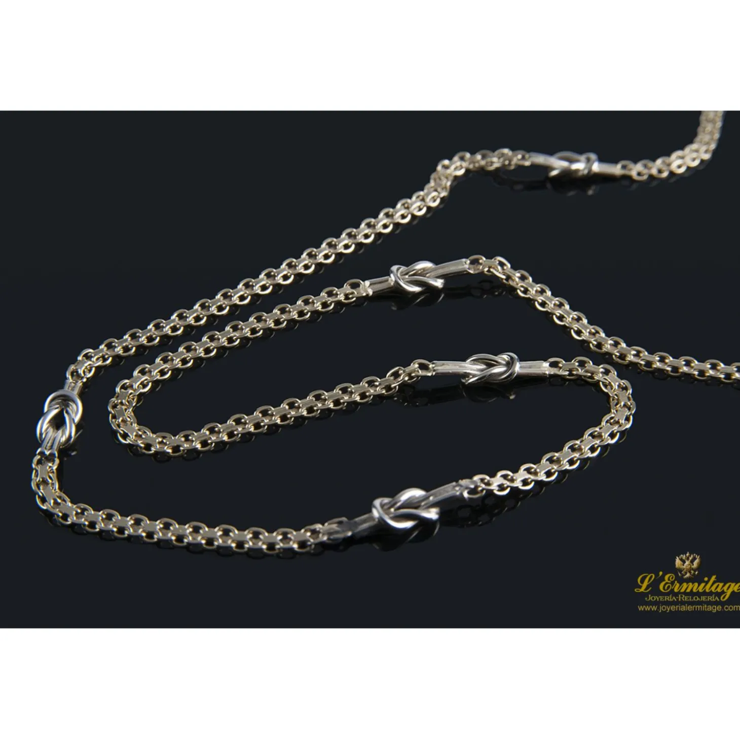 COLLARES Collar con motivos en forma de nudo realizado en oro amarillo.
