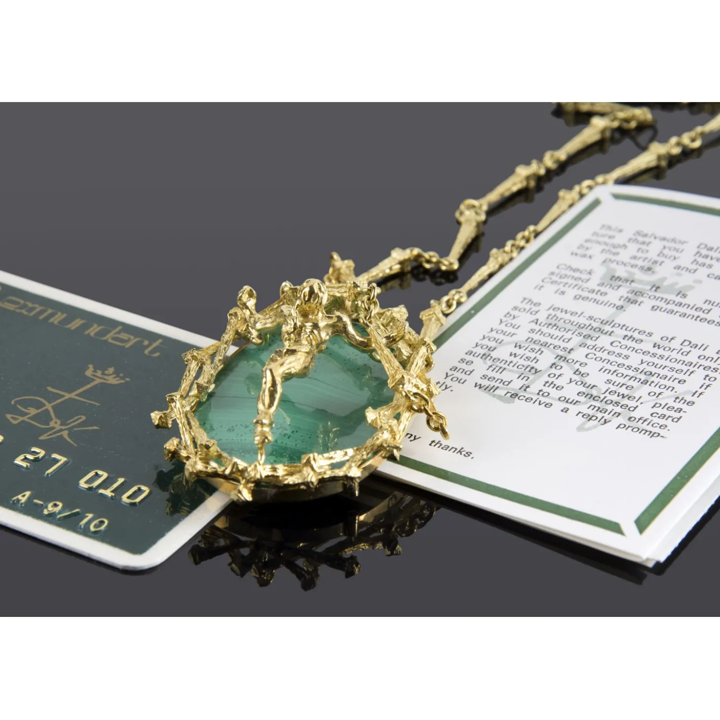 COLLARES Collar cristo dalí oro amarillo y malaquita. Presenta certificado a-9/10.