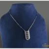 COLLARES Collar de barras cilíndricas realizado en oro blanco. Presenta colgante con zafiros y brillantes.