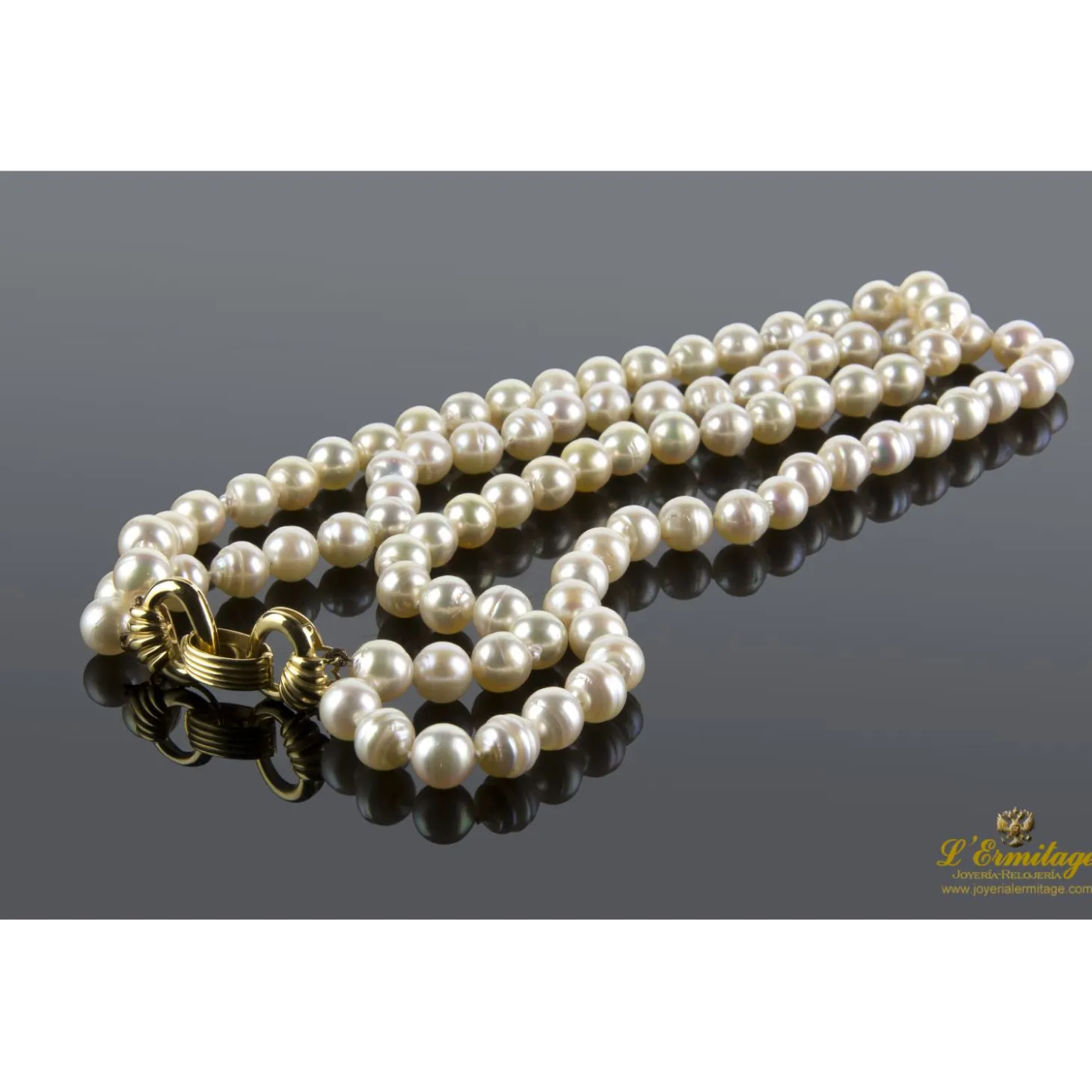COLLARES Collar de perlas con cierre en oro amarillo.