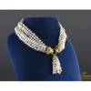 COLLARES Collar de perlas de río con cierre en oro amarillo, rubíes y zafiros
