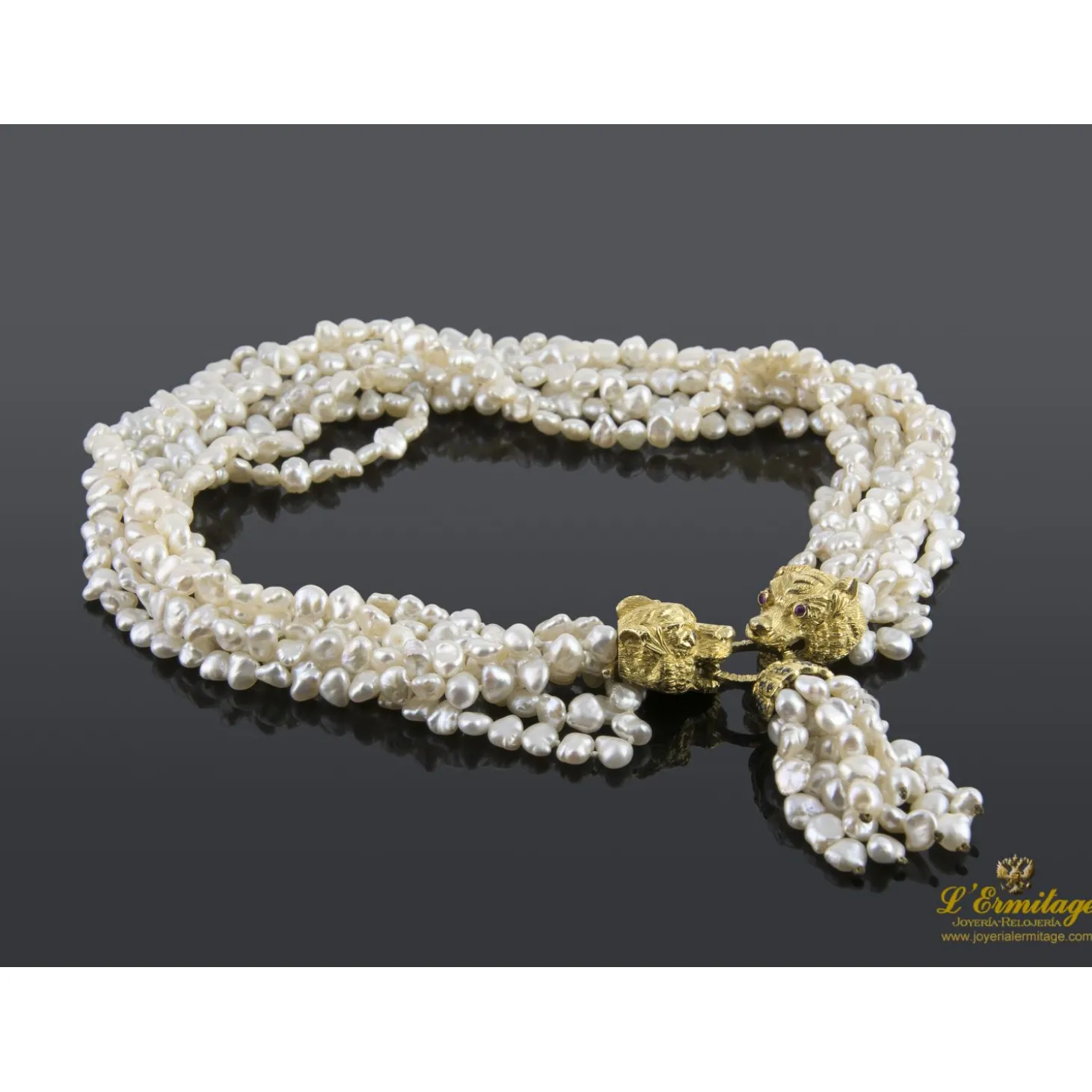 COLLARES Collar de perlas de río con cierre en oro amarillo, rubíes y zafiros