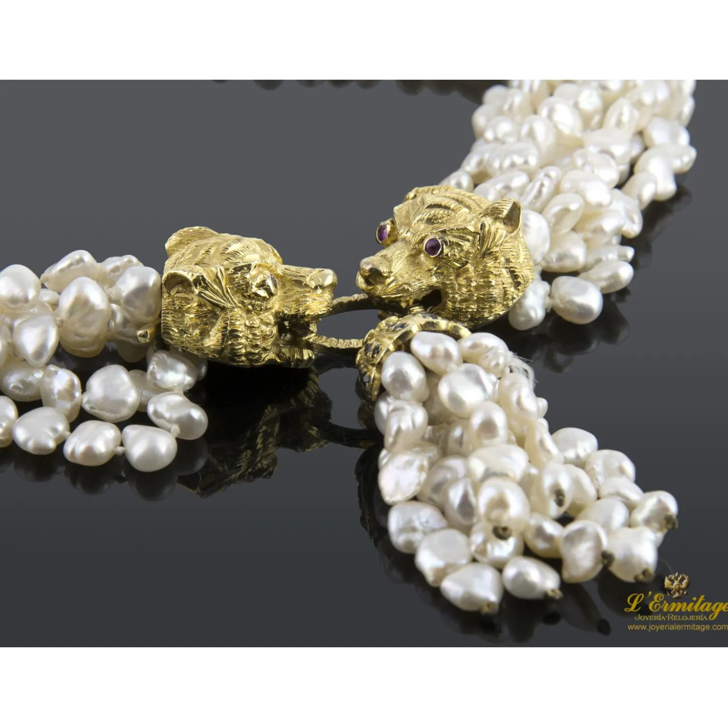 COLLARES Collar de perlas de río con cierre en oro amarillo, rubíes y zafiros
