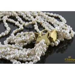 COLLARES Collar de perlas de río con cierre en oro amarillo, rubíes y zafiros