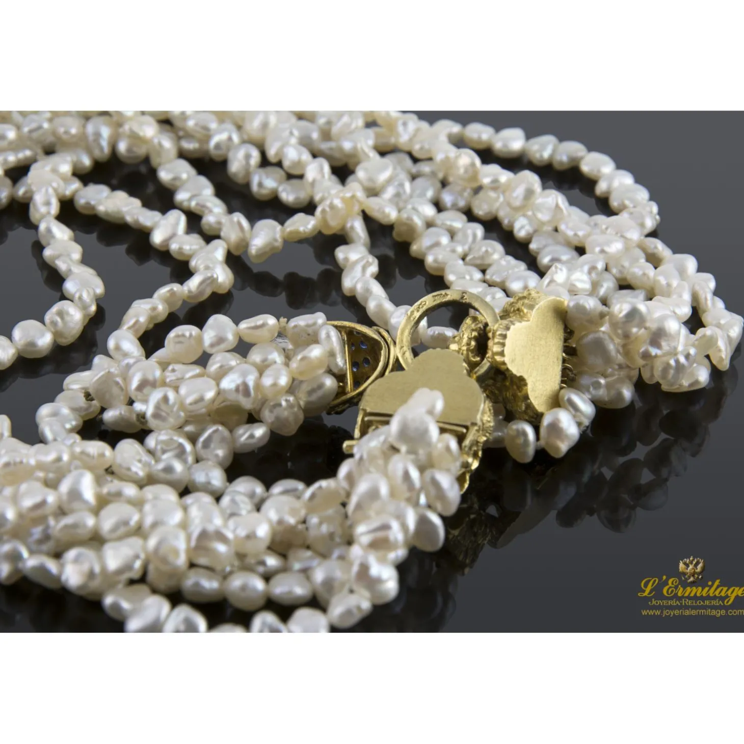 COLLARES Collar de perlas de río con cierre en oro amarillo, rubíes y zafiros
