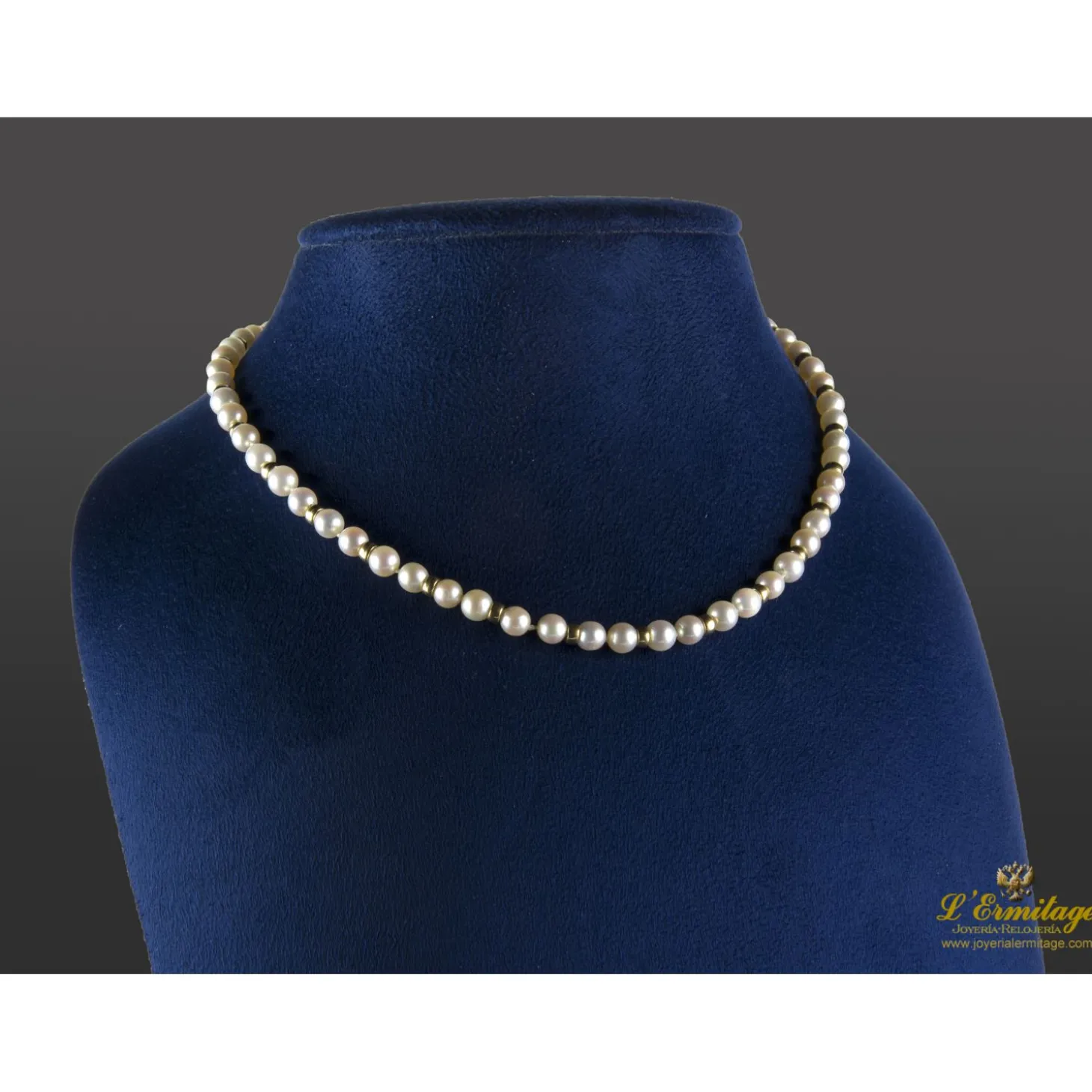 COLLARES Collar de perlas y oro amarillo.