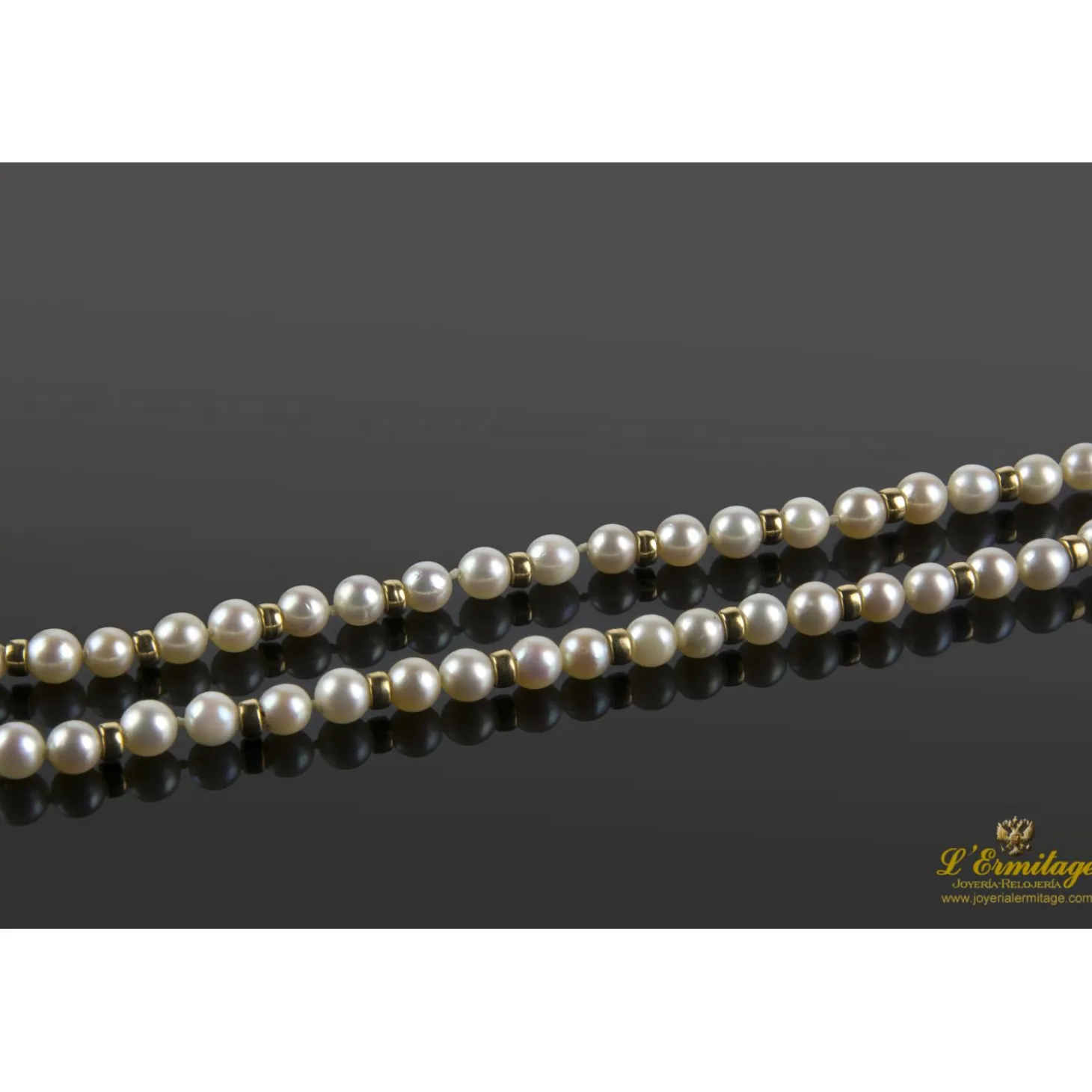 COLLARES Collar de perlas y oro amarillo.