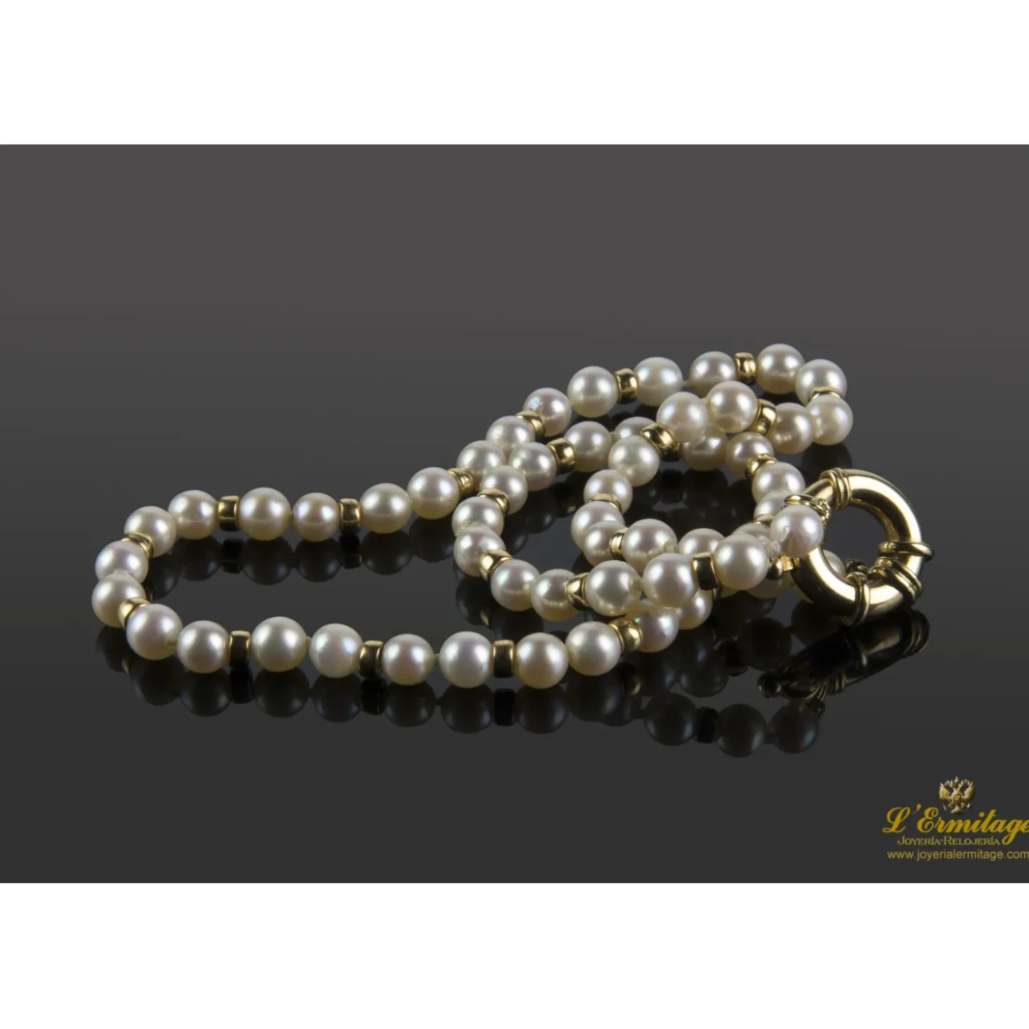 COLLARES Collar de perlas y oro amarillo.