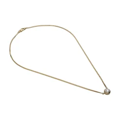 COLLARES Collar en cordón con colgante de oro blanco y brillantes.