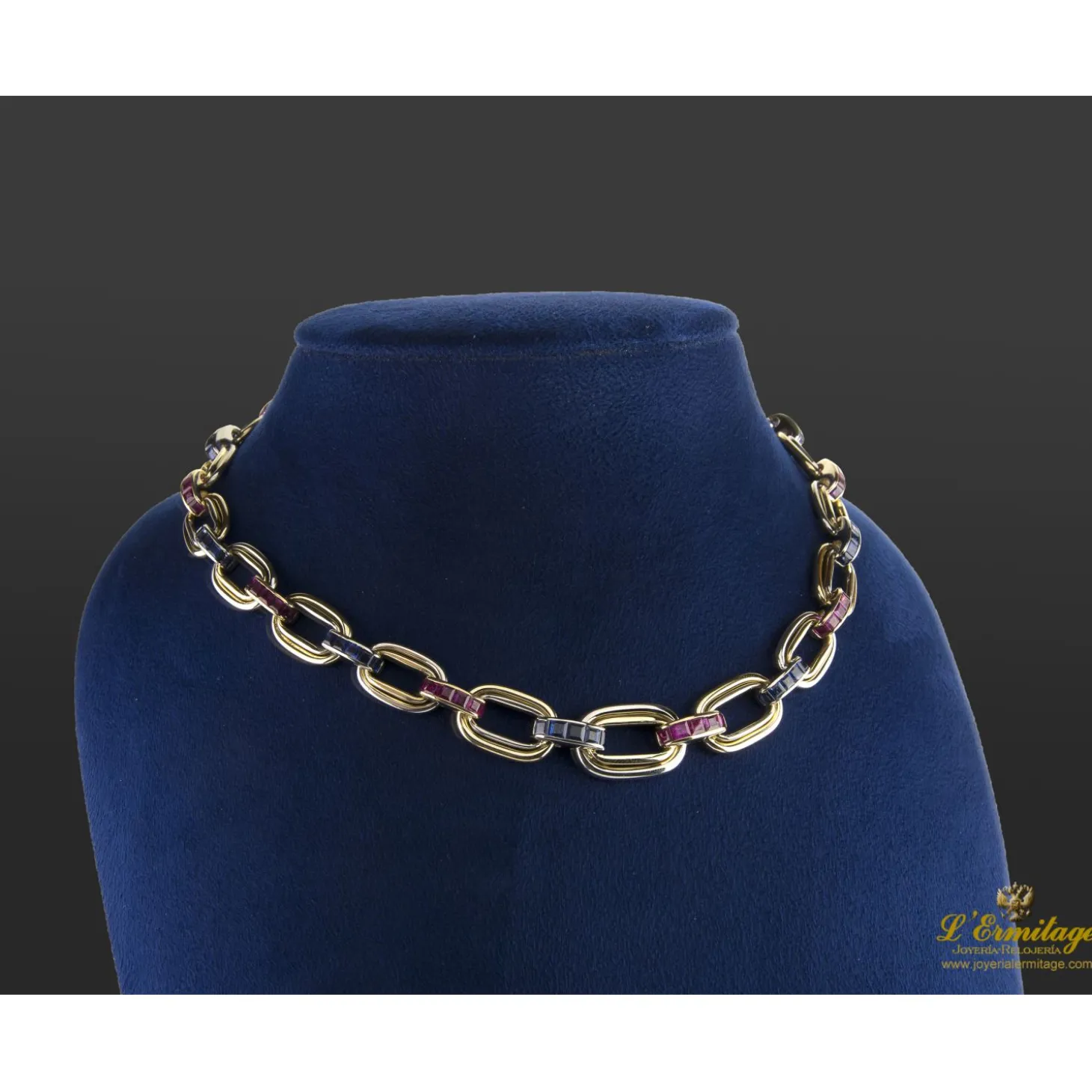 COLLARES Collar en oro amarillo con rubíes y zafiros.