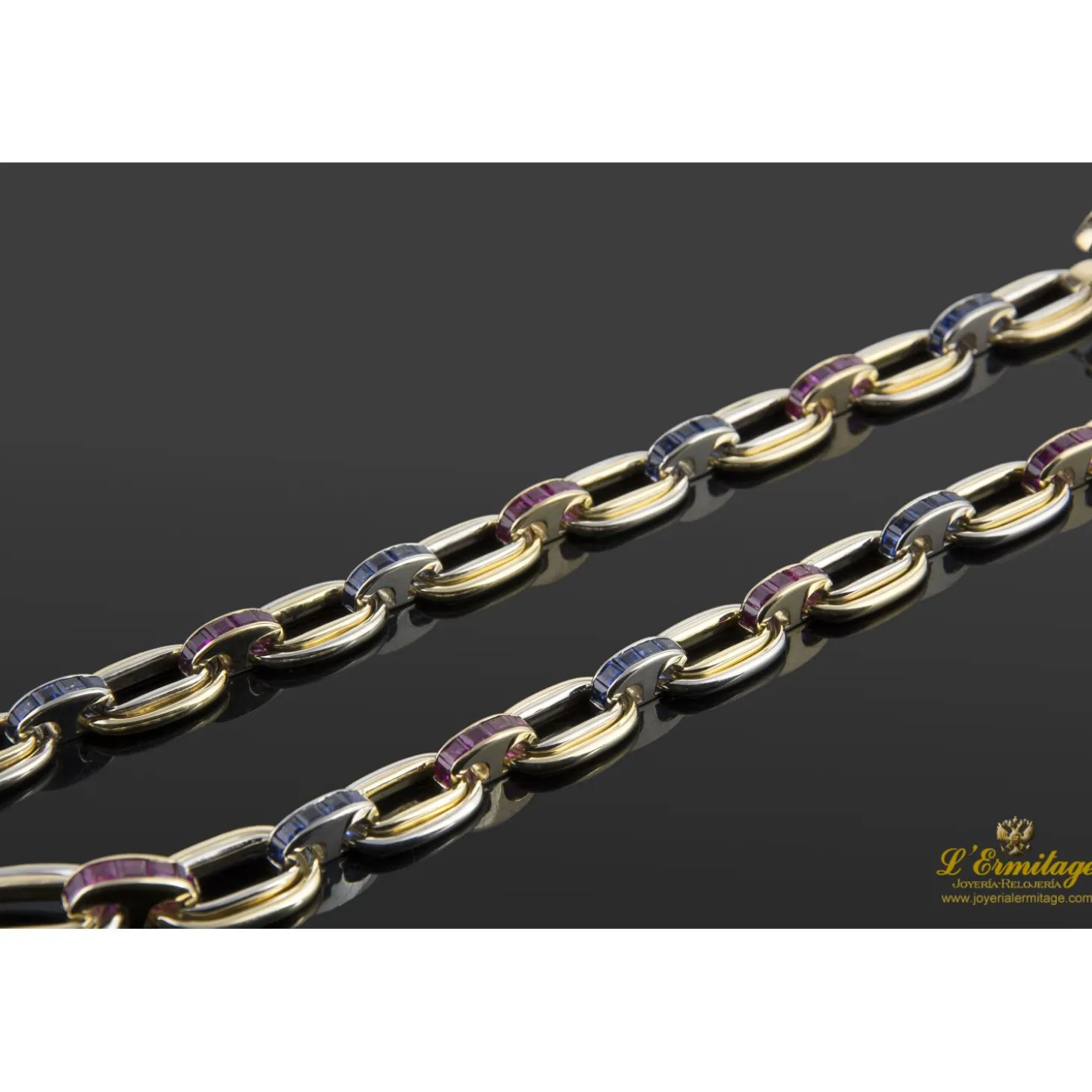 COLLARES Collar en oro amarillo con rubíes y zafiros.