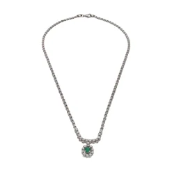 COLLARES Collar en oro blanco con esmeralda y brillantes.