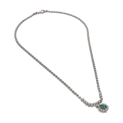 COLLARES Collar en oro blanco con esmeralda y brillantes.