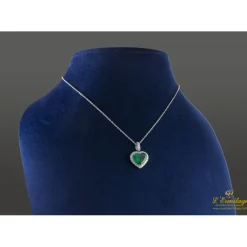 COLLARES Collar en oro blanco con esmeralda y diamantes.