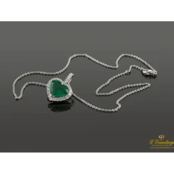 COLLARES Collar en oro blanco con esmeralda y diamantes.