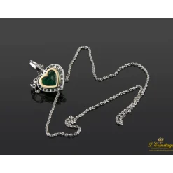 COLLARES Collar en oro blanco con esmeralda y diamantes.